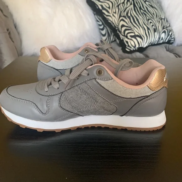 Women Levi’s tennis shoe size 8.5 fits like a 8 - Picture 7 of 10